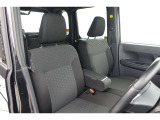 フロントシートはゆったりとしていて開放感があるベンチシートです。車内の移動も楽々です!狭い場所や駐車場で片側をギリギリに停めた際には便利ですよ!