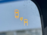 【リヤビークルディティクション】走行中、ドアミラーの死角になりやすい箇所に後続車が接近するとサイドミラー付近に警告を表示、ドライバーに注意喚起と、万一の際はハンドル操作をアシストをします。