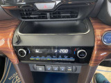 オートエアコン♪お好みの温度に設定するだけで車内を快適空間にしてくれますよ♪