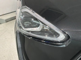 LEDヘッドライトは、点灯の瞬間から最大光量を発揮し、突然暗くなるトンネルなどでの安定感を高めます。