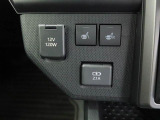 【シートヒーター】運転席と助手席をそれぞれ独立して操作できるため、座る人と室内温度にあわせた快適なシート温度が得られます♪