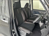 運転席/助手席です。姿勢が崩れず正確なステアリング操作で安心です。