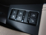 【メモリー機能付フルパワーシート】ドライバー三名までのシートポジションを記憶するメモリー機能付きのフルパワーシートを装備します。ご家族でのご使用をお考えの方にもぜひおすすめさせていただきます。