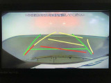 【バックガイドモニター】後方の映像をナビ画面に表示するだけでなく、ステアリング操作に連動して動くガイド線も同時に表示!予想進路の確認をしながら後退できるので便利です!