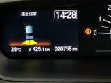 パーキングセンサーシステムは走行中に障害物が迫ると音と表示でお知らせ、低速走行時時の安心感を高めます