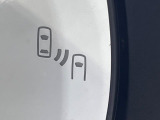 【ブラインドスポットモニター】走行中、ドアミラーの死角になりやすい箇所に後続車が接近するとサイドミラーのレンズに警告を表示!ドライバーに注意喚起をしてくれます。
