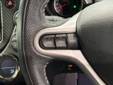 ステアリングにオーディオ操作スイッチが付いています。オーディオ画面に直接タッチしなくても操作が出来ますので、運転に集中できます。
