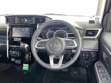 運転席まわりです。 各操作スイッチは使いやすい位置に配置されてます。