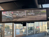 スマートルームミラーが付いております。後席に人が乗車した時や沢山の荷物を積んだ時もバックミラーの視界が遮られる事無く見えるので便利です♪