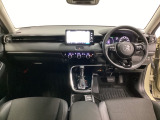 車内は光触媒抗菌消臭施工済です。インパネ周りはスタイリッシュなデザインです。グローブボックスやカップホルダーのほかにトレーなどたくさんの収納スペースが付いています。