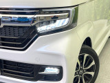 【LEDヘッドライト】悪天候や夜間走行時も良好な視界を確保し安心して運転できる高輝度LEDヘッドライトを装備!点灯速度が早く、消費電力も抑えられています。