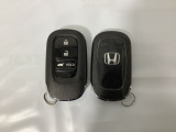 スマートキーを装備しています。鍵を差し込むことなくドアロックの開け閉めと、スタートボタン操作でのエンジンスタートができます。ボタン操作でトランクが開けられる電動テールゲートのボタンもついています。