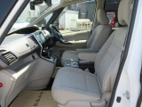 【VDC】運転操作やクルマの速度を検知して、ブレーキやエンジン出力の制御を 自動的に行い、滑りやすい路面やカーブを曲がるときや障害物を回避するときにクルマ の横滑りを軽減し、運転に安心感を与えます。