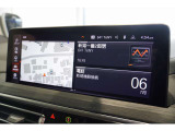 高精細ワイド・ディスプレイ: 視認性に優れた大型タッチパネルを採用。ナビゲーションだけでなく、エンターテインメント機能も鮮明に表示します。