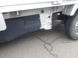 下廻り錆の少ない程度の良い車です。