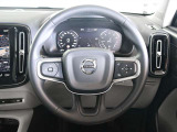 ステアリングはXC60などと同様の3本スポークですが、よりスポーティーなデザインとなっています ステアリングスイッチも充実しており、手を離すことなく機能を操作できます