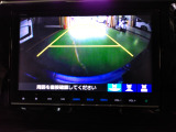 バックカメラの画像です。ガイドラインがスムースな車庫入れをサポートいたします。車庫入れの安心感がアップしますね。