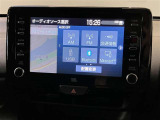 タッチパネル式のモニター機器。スマホと連携することで、指定アプリをモニター上で操作可能。