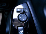 電動格納式ミラーなので、対向車などとのすれ違い時にも便利です。また、ドアロック連動で自動格納します。