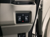 【両側パワースライドドア】です。リモコンや運転席のスイッチ操作で楽々自動開閉。