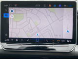12.9インチディスプレイによるスマートフォン用アプリ[Apple CarPlay][Android Auto]対応の純正インフォテイメントシステム「Discover」を装備、ナビ、ラジオのほか、US