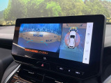 【パノラミックビューモニター】専用のカメラにより、上から見下ろしたような視点で360度クルマの周囲を確認することができます☆死角部分も確認しやすく、狭い場所での切り返しや駐車もスムーズに行えます。