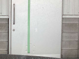 運転視界の遠方上方に虚像を投影することで前を見ながら情報の視認ができます。本当にドライバーが必要な情報を適切に伝え、楽しんで頂くことを考えた新世代装備です。※虚像は2.6m前方に浮かぶイメージです。