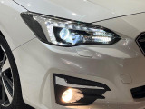 【LEDヘッドライト】悪天候や夜間走行時も良好な視界を確保し安心して運転できる高輝度LEDヘッドライトを装備!点灯速度が早く、消費電力も抑えられています。
