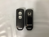 スマートキーを装備しています。鍵を差し込むことなくドアロックの開け閉めと、スタートボタン操作でのエンジンスタートができます。スペアキーも同じものを用意しております。