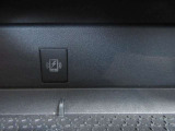 【置くだけ充電】ケーブルを差し込むこと無く、トレイに置くだけで充電できるワイヤレス充電