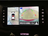 【パノラミックビューモニター】映像で、見づらい車両周辺の確認をアシスト。クルマを真上から見ているような映像を表示。 運転席から確認しにくい車両周囲の状況を把握。