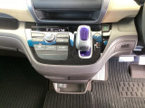 足元スッキリ、インパネシフトです。パーキングブレーキはフットブレーキタイプなので、運転席と助手席の間がスッキリしています。