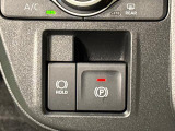 指先だけで簡単に操作が可能な電動パーキングブレーキを採用。「HOLD」スイッチを押すと、渋滞や信号待ちなどでブレーキペダルから足を離しても、ブレーキを保持するので安心です