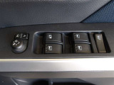 パワーウィンドウスイッチで運転席から全席の窓の開閉ができます。