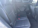 ★リアシート★昔に比べて足元がゆったり広くなりました。運転席だけではなく、すべての席に座ってみて下さい。同乗者様もきっと喜ばれると思います。