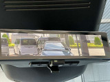 スマートルームミラーは、車両後方に設置されたカメラの映像を、ルームミラーに映し出すことで、死角をなくし、安全性を向上させることができます。また、夜間や雨天時でも、クリアな映像を映し出すことができます。