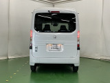 汚れが付着しやすいリヤガラスにはリヤワイパーが付いています。フロントのワイパーがONの時はシフトレバーをリバースに入れるとリヤワイパーがリンクして作動、クリヤーな視界が保てます