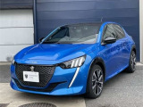 ライオンの牙を模した盾に伸びるデイライト&多面的グリッドパターンの大型グリル。