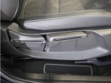 【ハイトアジャスター】レバーの上下操作だけで、座面を運転しやすい高さへ簡単に調節できます。