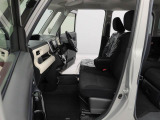 車内はブラックインテリアで落ち着きがあります。