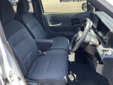 運転席まわりです。実際に座ってみて、乗り心地を体験してみてください,視界も良好です