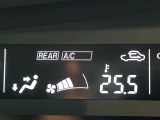 【オートエアコン】一度お好みの温度に設定すれば、車内の温度を検知し風量や温度を自動で調整。暑い&hellip;寒い&hellip;と何度もスイッチ操作をする必要はありません。快適な車内空間には必須の機能ですね♪