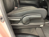 シートハイトアジャスターが付いているので運転姿勢を調整するのに便利ですね。身長に合ったシートポジションは安全運転や疲労軽減にもつながります。