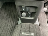 USB接続できます。運転席、助手席にはシートヒーターを装備。