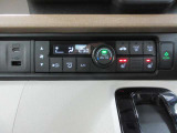 AUTOエアコンでいつでも快適な温度に!さらに運転席と助手席にはシートヒーターも付いています。