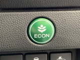 【eコンスイッチ】低燃費運転をサポートするECONモード。スイッチをONすると、エンジンやトランスミッション、A/Cなどを協調制御し、燃費の向上に貢献。エコドライブの効果を高めます。