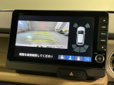 リバースギアに入れるだけで後方の表示へ切り替わります。夜間や雨の日の駐車も楽になりますよ。