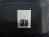 【スマートキー】鍵を持っているボタンを押すだけでエンジン始動。ドアの施錠もボタンを押すだけ。鍵は無くさない様にポケットに入れたまま。