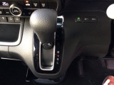 オートマチックシフトレバーは、手になじみ操作しやすい形状で安全運転にもつながります♪