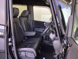 フロントシートはベンチシートです。ベンチシ―トは運転席と助手席の移動もスムーズ!狭い駐車場での乗り降りに便利です。シートの間にコンソールボックスやドリンクホルダーがないため、車内空間も広く感じます